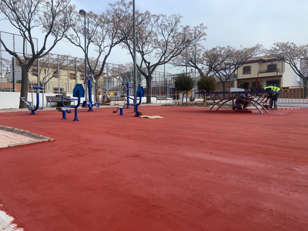  El Ayuntamiento remodela el parque con la instalación de columpios ‘biosaludables’ 