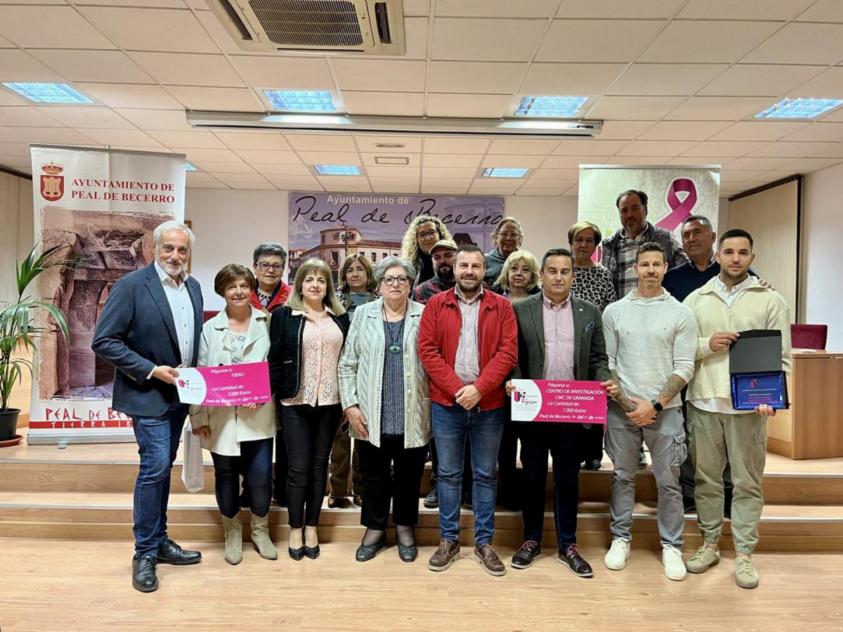  Peal de Becerro dona 14.000 euros para la investigación contra el Cáncer 