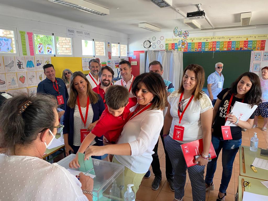  Los candidatos del PSOE votan en sus colegios 