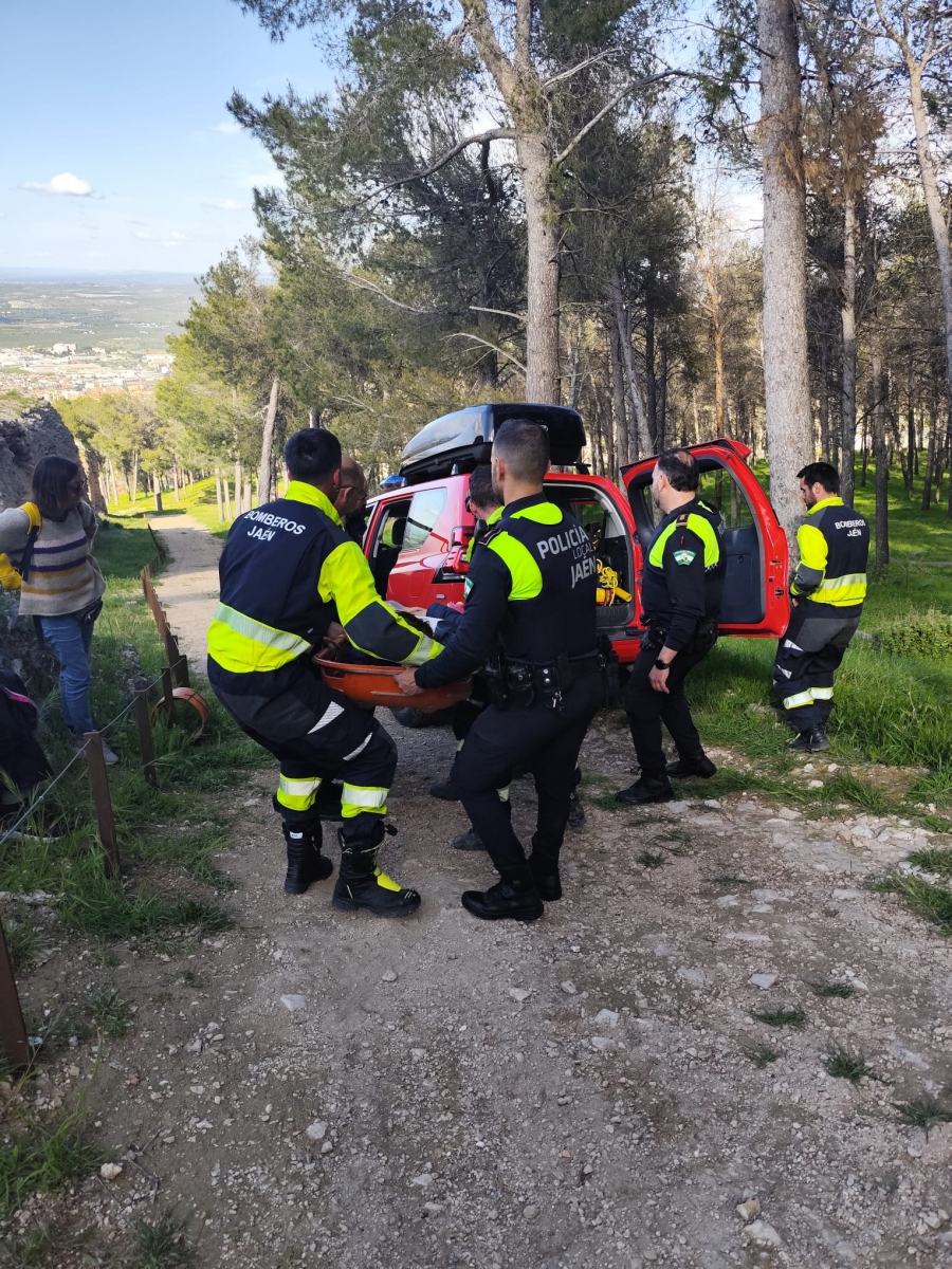 Rescatan a una mujer lesionada en el cerro de Santa Catalina