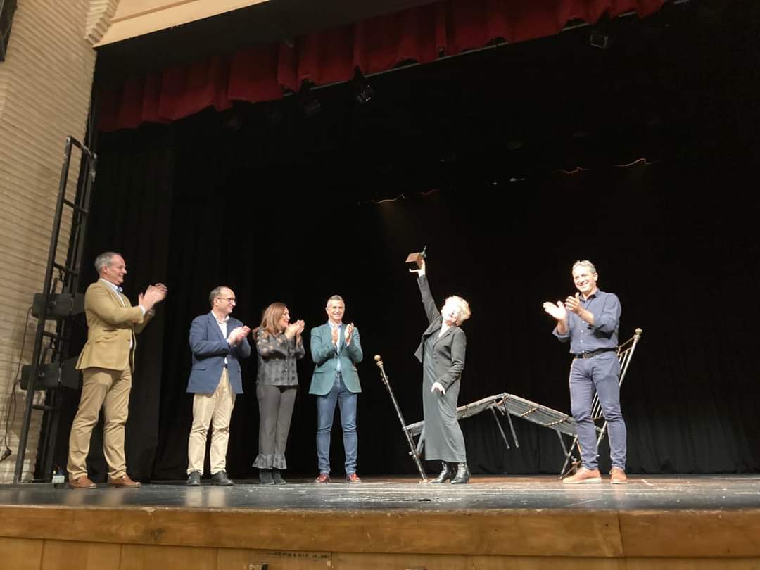  Magüi Mira recibió emocionada el premio del FIT Cazorla 