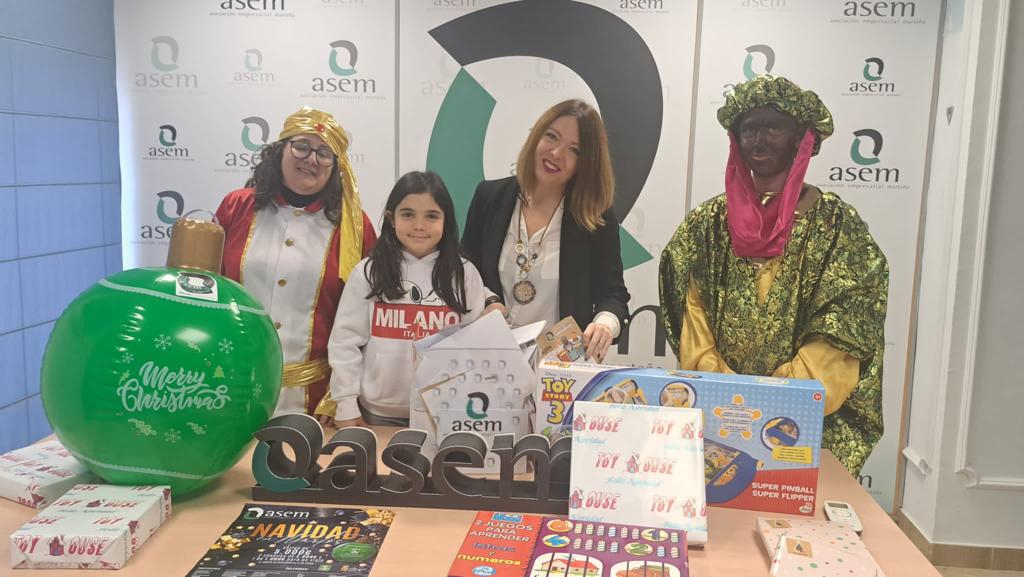  ASEM sortea lotes de juguetes y libros entre los niños de Martos 