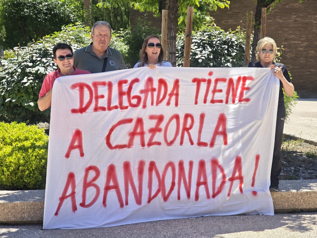  Vecinos esperan al gerente del distrito sanitario en el HARE de Cazorla 