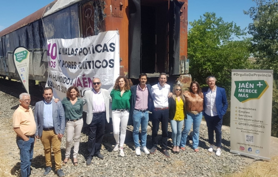  Jaén Merece Más presenta su candidatura ante un vagón 