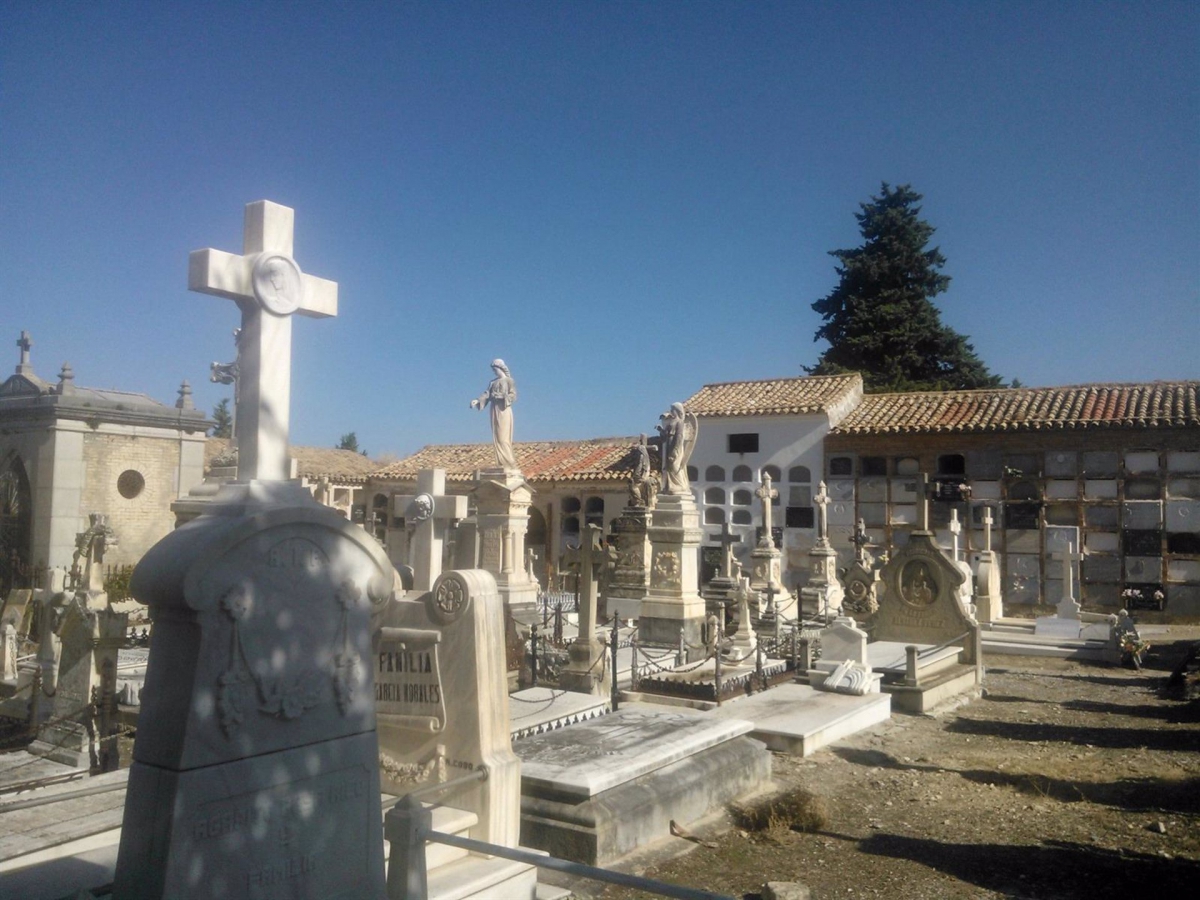  Los cementerios de la capital se preparan para el Día de Todos los Santos 