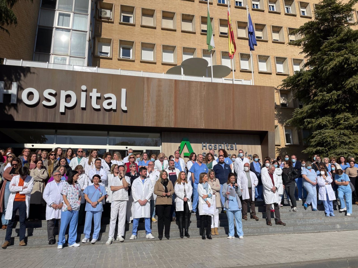 Concentración en Linares por la agresión a una enfermera en el Hospital 