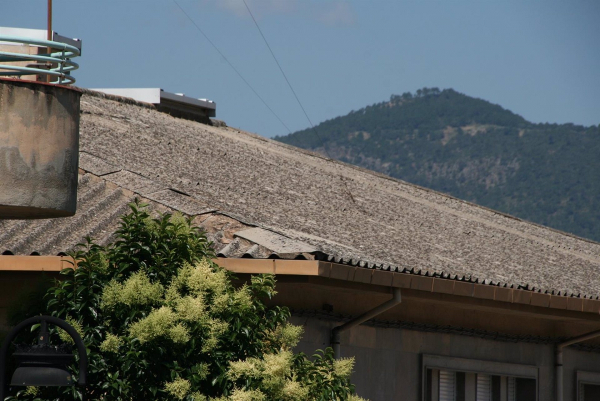  El tejado del ambulatorio de Orcera, un "peligro para la salud pública" 