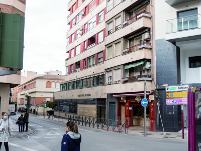  Tres detenidos por apuñalar a la pareja del hombre muerto en el incendio 