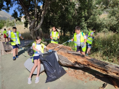  Escolares de Divino Maestro ayudan a adecentar el paraje del Ojo del Buey 