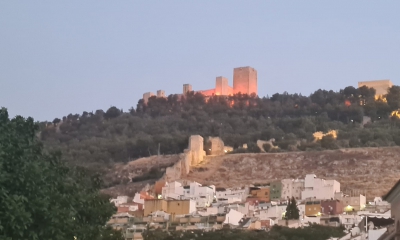  EL Castillo y el Ayuntamiento se iluminan de rojo por el Día del Lagarto 