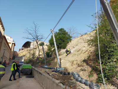  Ponen una barrera por los desprendimientos cerca de la Avenida de Granada 
