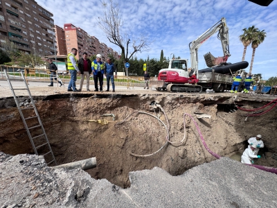  Continúan los trabajos en el socavón de 15 metros de la avenida de Arjona 