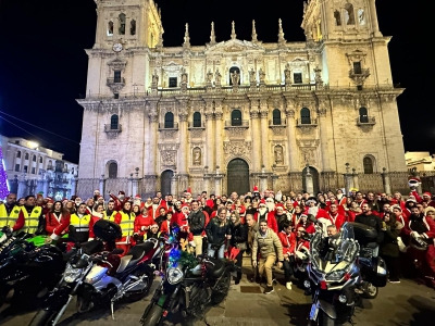  Cientos de "papanoeles" en moto celebran la Navidad 