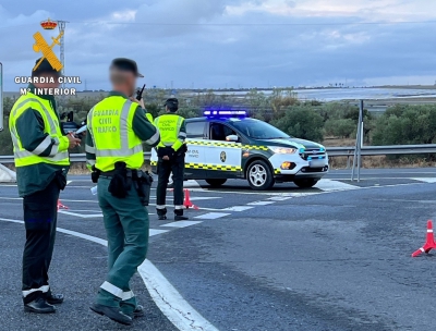  La colisión de dos camiones corta la A-44 en dirección a Granada 