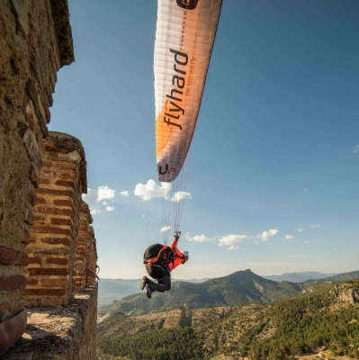  El FIA retoma la exhibición de parapente en el castillo de Segura 