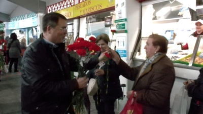  El PSOE de Andújar celebra el 8M repartiendo claveles 