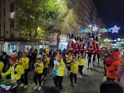  La magia de Papá Noel y su séquito inundan la avenida de Andalucía 