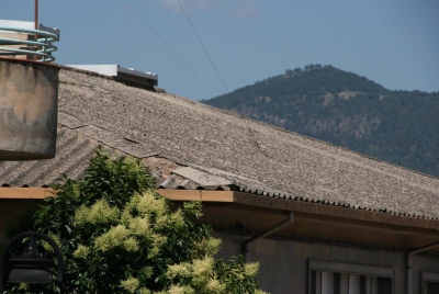  Redactan el pliego para cambiar el tejado con amianto de Orcera 
