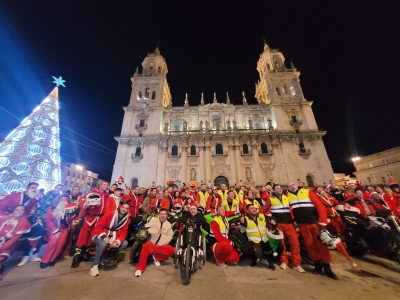  Más de 700 'papanoeles' hacen un recorrido solidario en moto 