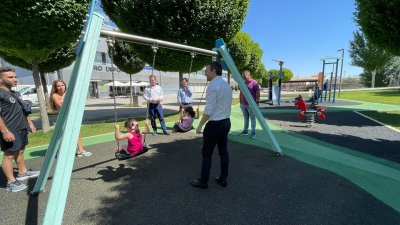  El Ayuntamiento continúa con los arreglos de los parques infantiles 