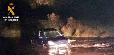  Rescatan a dos personas tras quedar su coche atrapado en un arroyo 