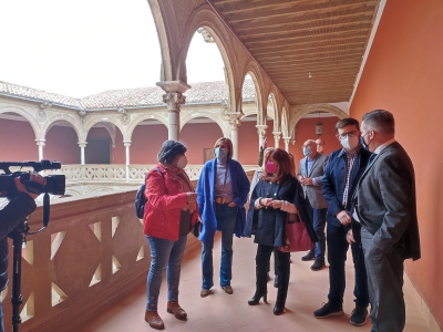 El delegado de Educación y Deporte y la alcaldesa de Úbeda, han visitado las instalaciones de la Escuela de Arte 