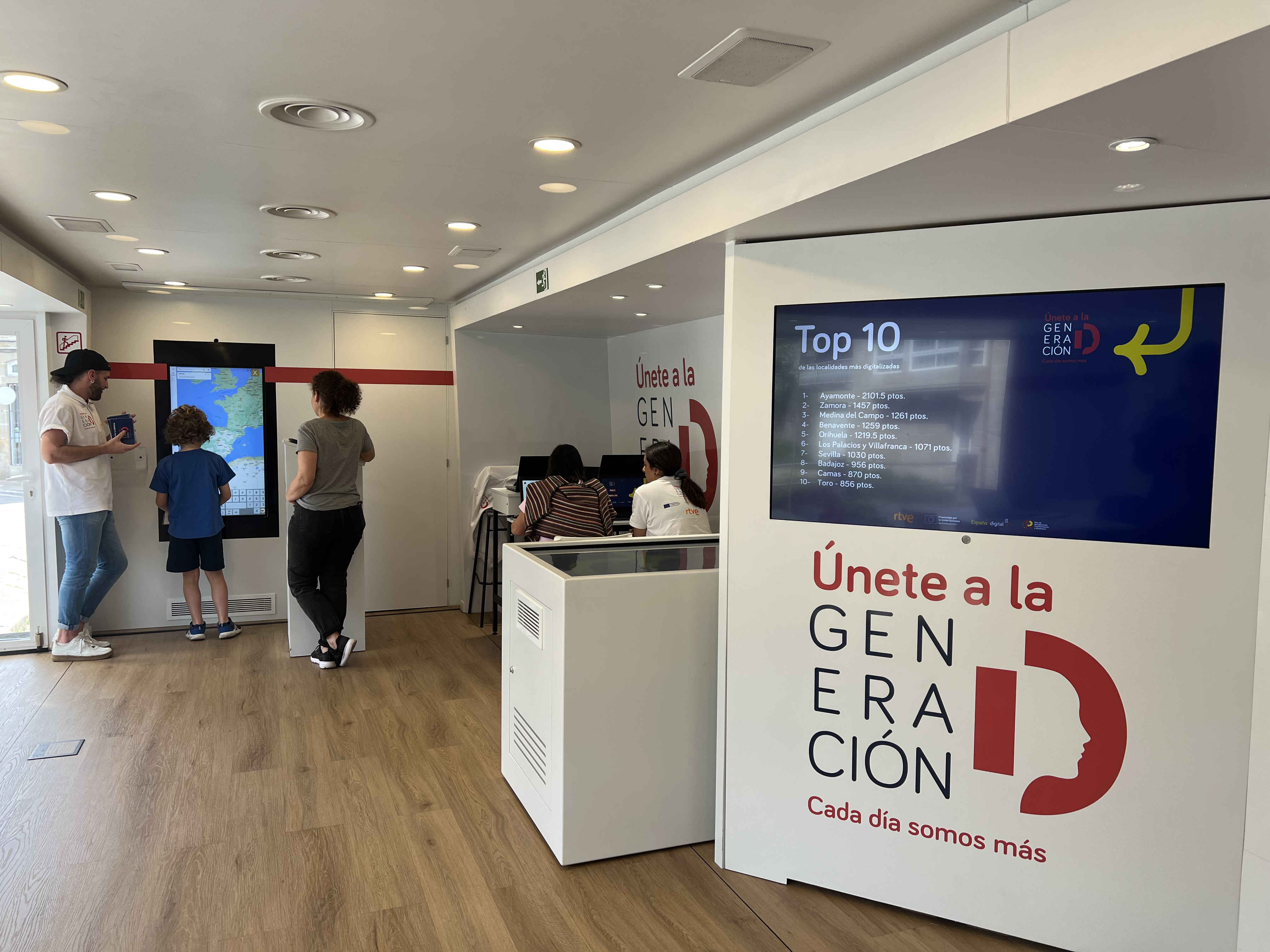 El autobús de 'Generación D'  sobre digitalización llega a Baeza 