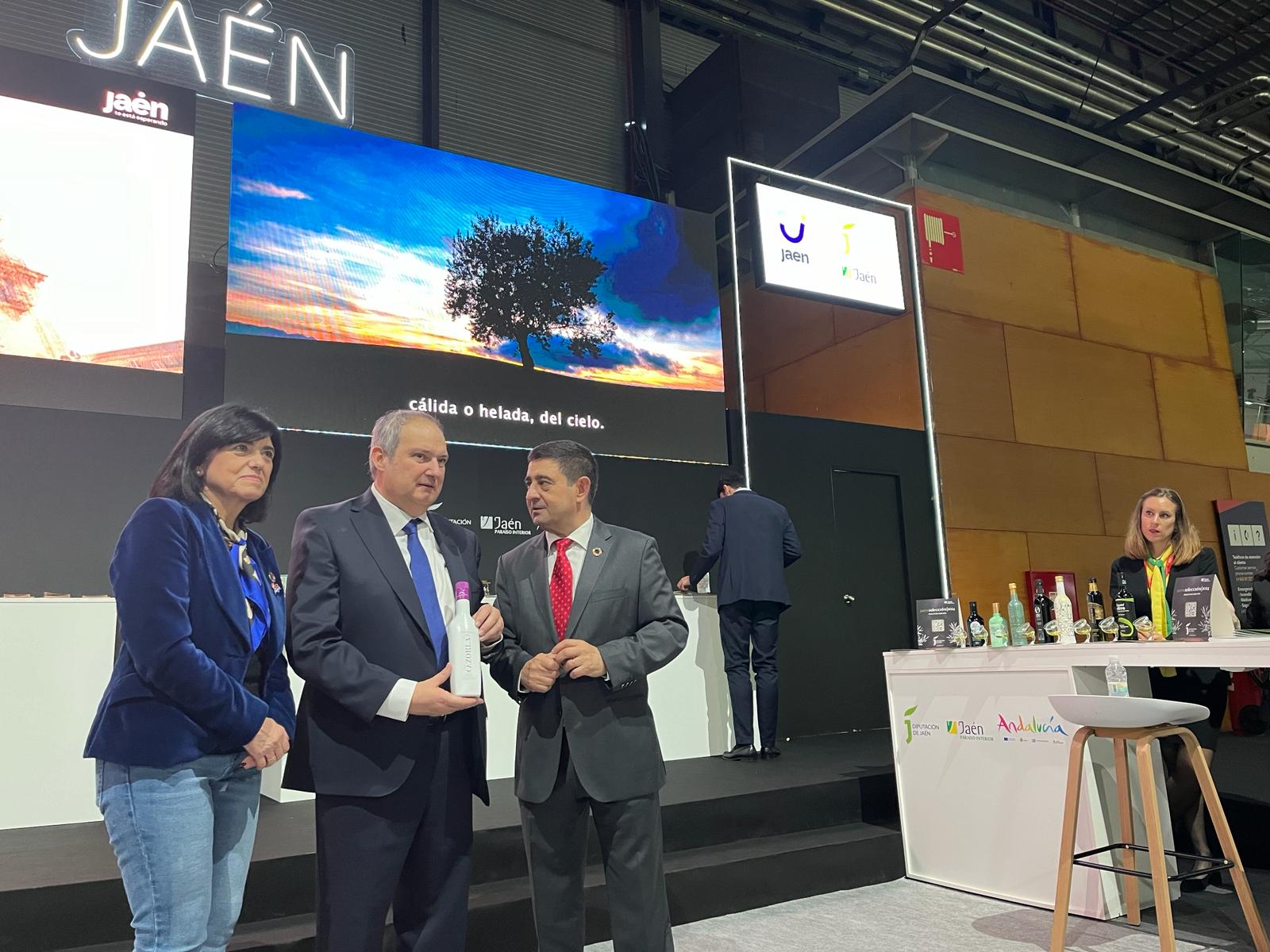  El ministro de Industria visita el espacio de la provincia en Fitur 2024 